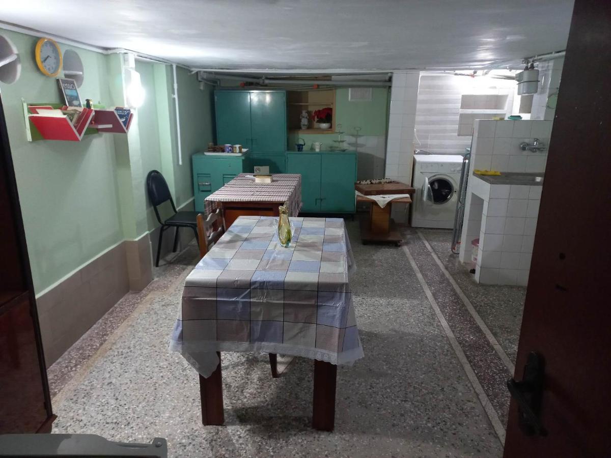 Feola Albergue Kutaisi Exterior foto