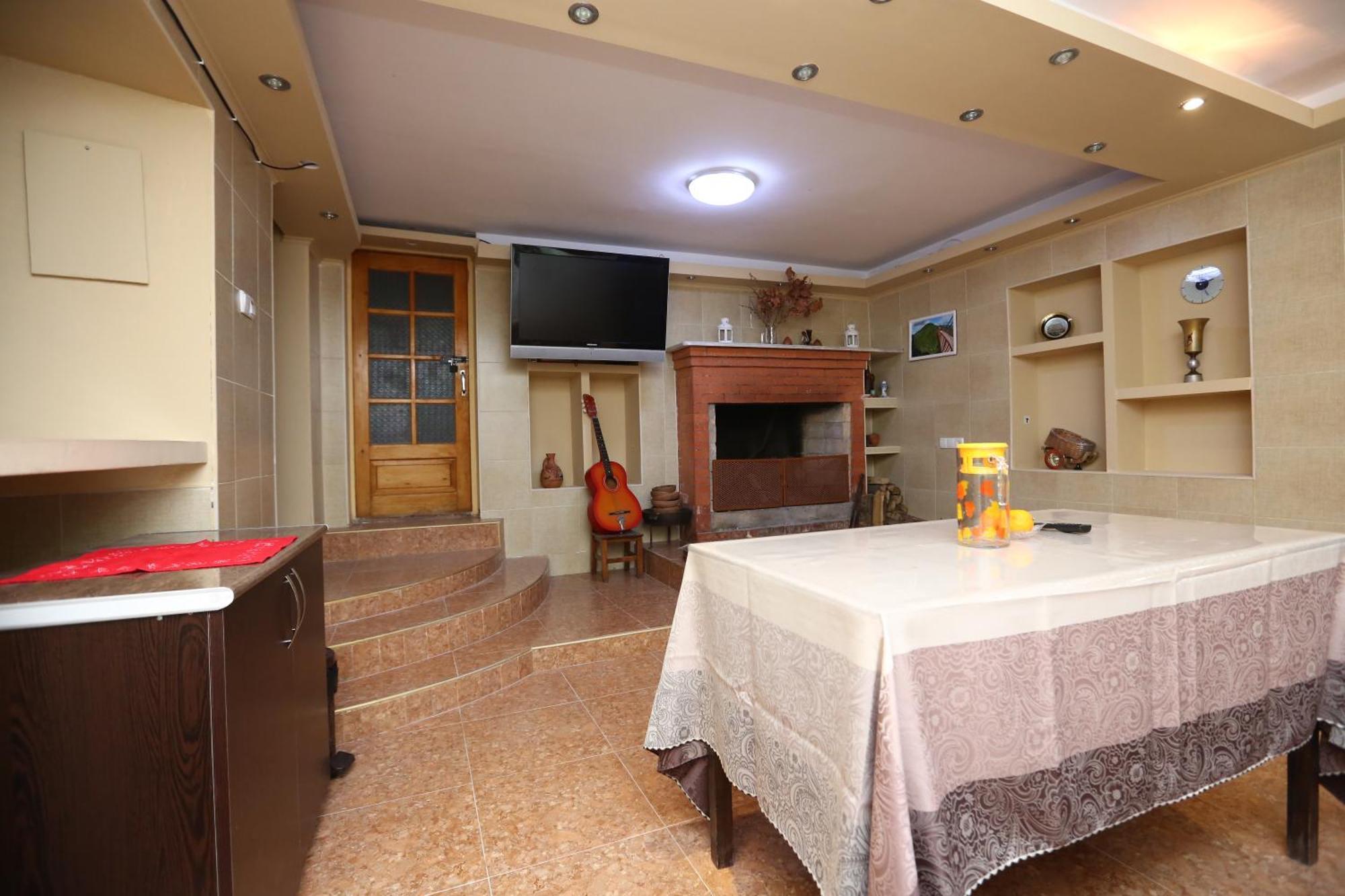 Feola Albergue Kutaisi Exterior foto