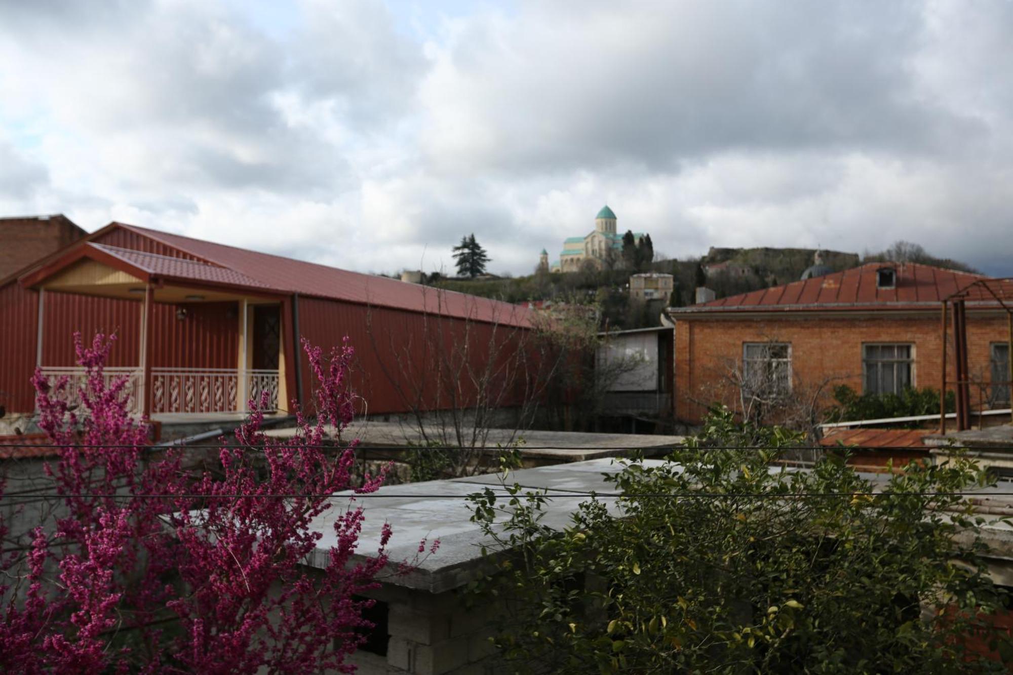 Feola Albergue Kutaisi Exterior foto