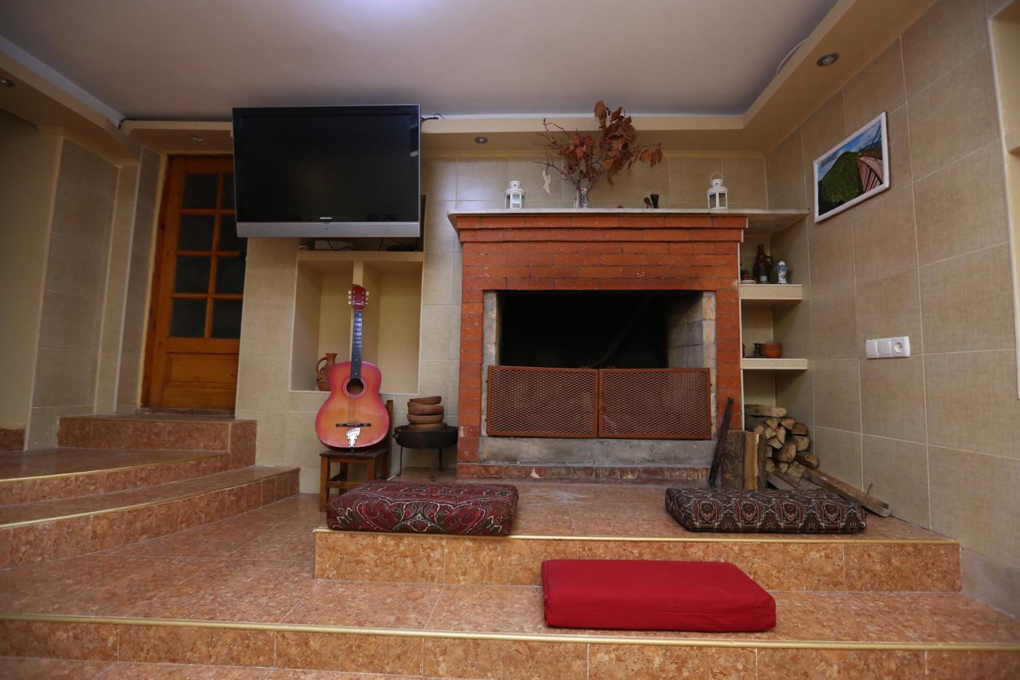 Feola Albergue Kutaisi Exterior foto